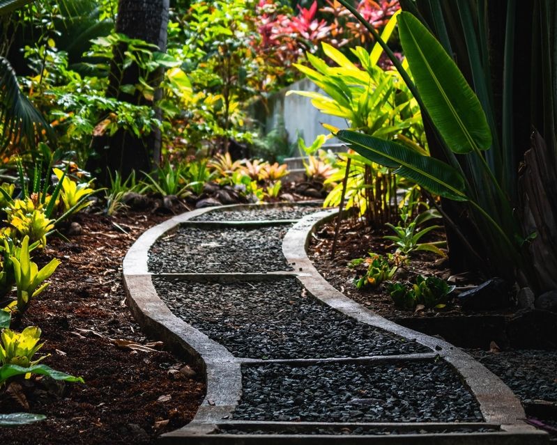 Curved Walkway with a serpentine line